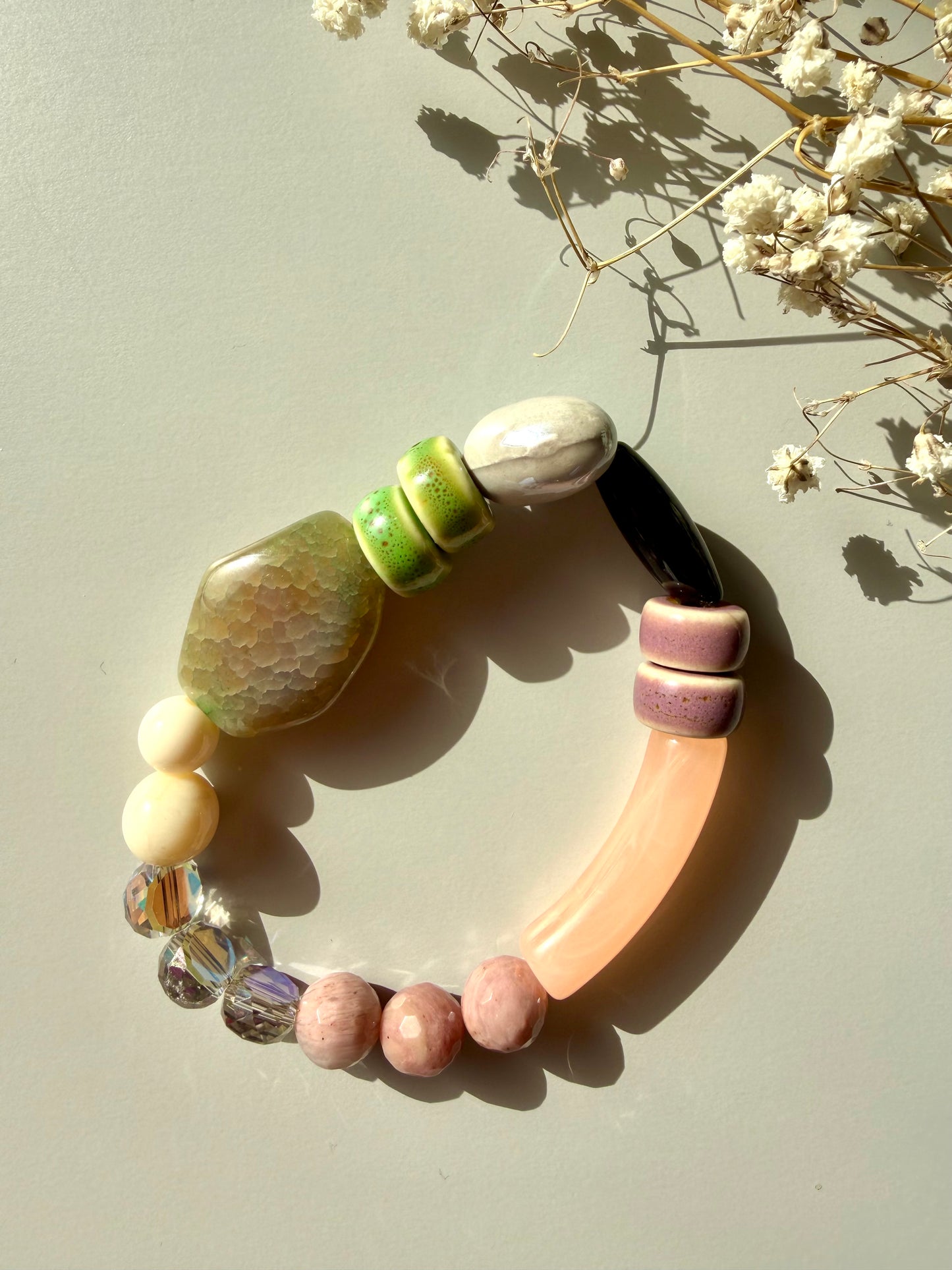 Soft Mosaic – Armband mit Keramik-, Acryl- und Glasperlen – handgefertigt