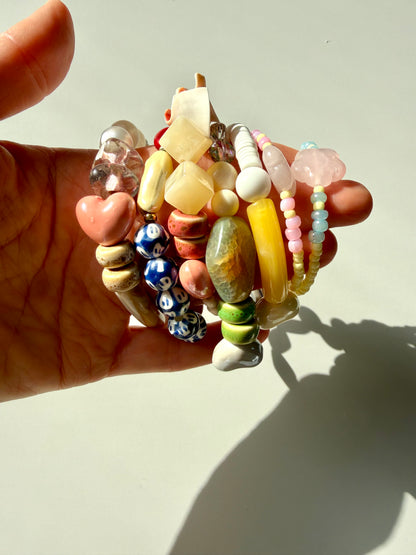 Shell Whisper – Statement Armband mit Keramik, Acryl & Muschel – handgefertigt