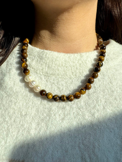 Tigerauge-Halskette mit Süßwasserperlen & goldenen Details – handgefertigt