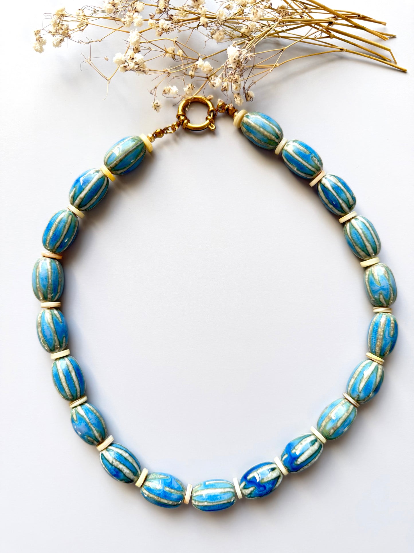 Ocean Ripple – Keramikperlen Halskette in Blau – handgefertigt