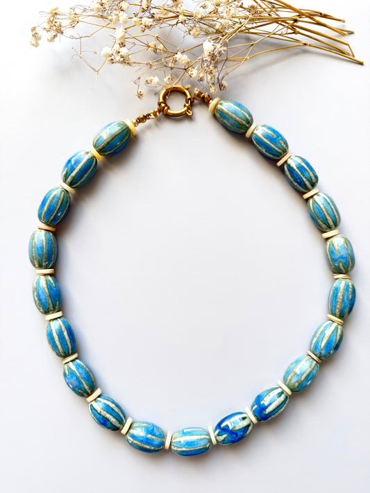 Ocean Ripple – Keramikperlen Halskette in Blau – handgefertigt