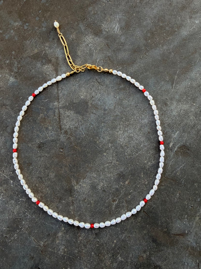 Pearl Dot Coral – Halskette mit Süßwasserperlen & Korallen-Akzenten – handgefertigt