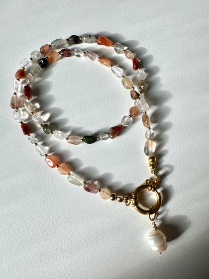 Quarzstein-Kette mit Barockperle & goldenen Details – handgefertigt