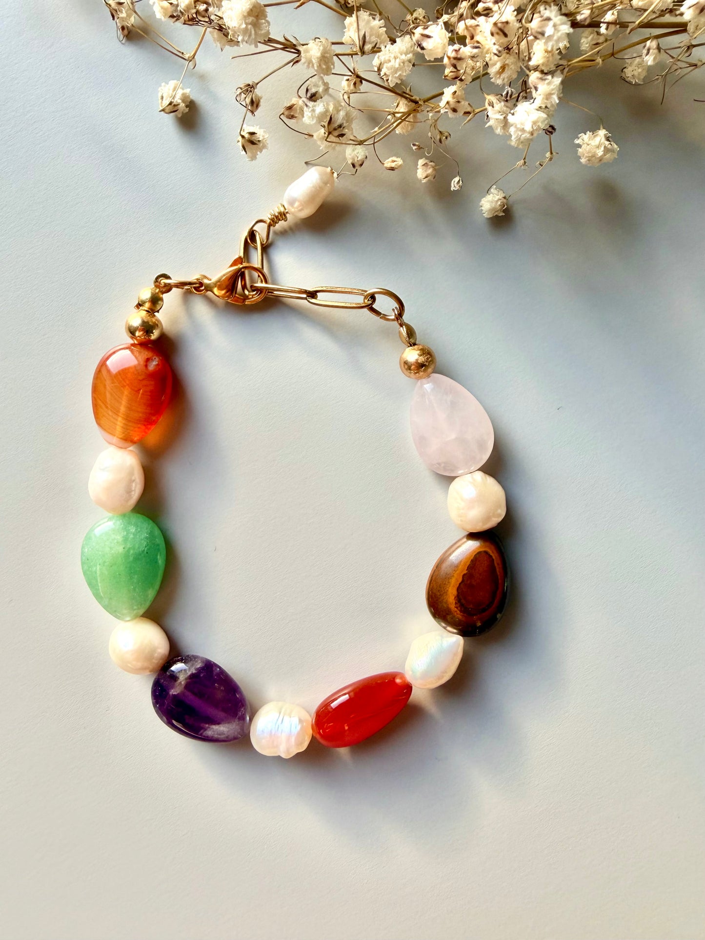 Bracelet with teardrop-shaped gemstone cabochons and freshwater pearls – handmade