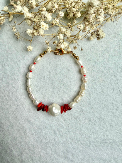 Coral Muse – Armband mit Süßwasserperlen, Barockperle & Korallen – handgefertigt