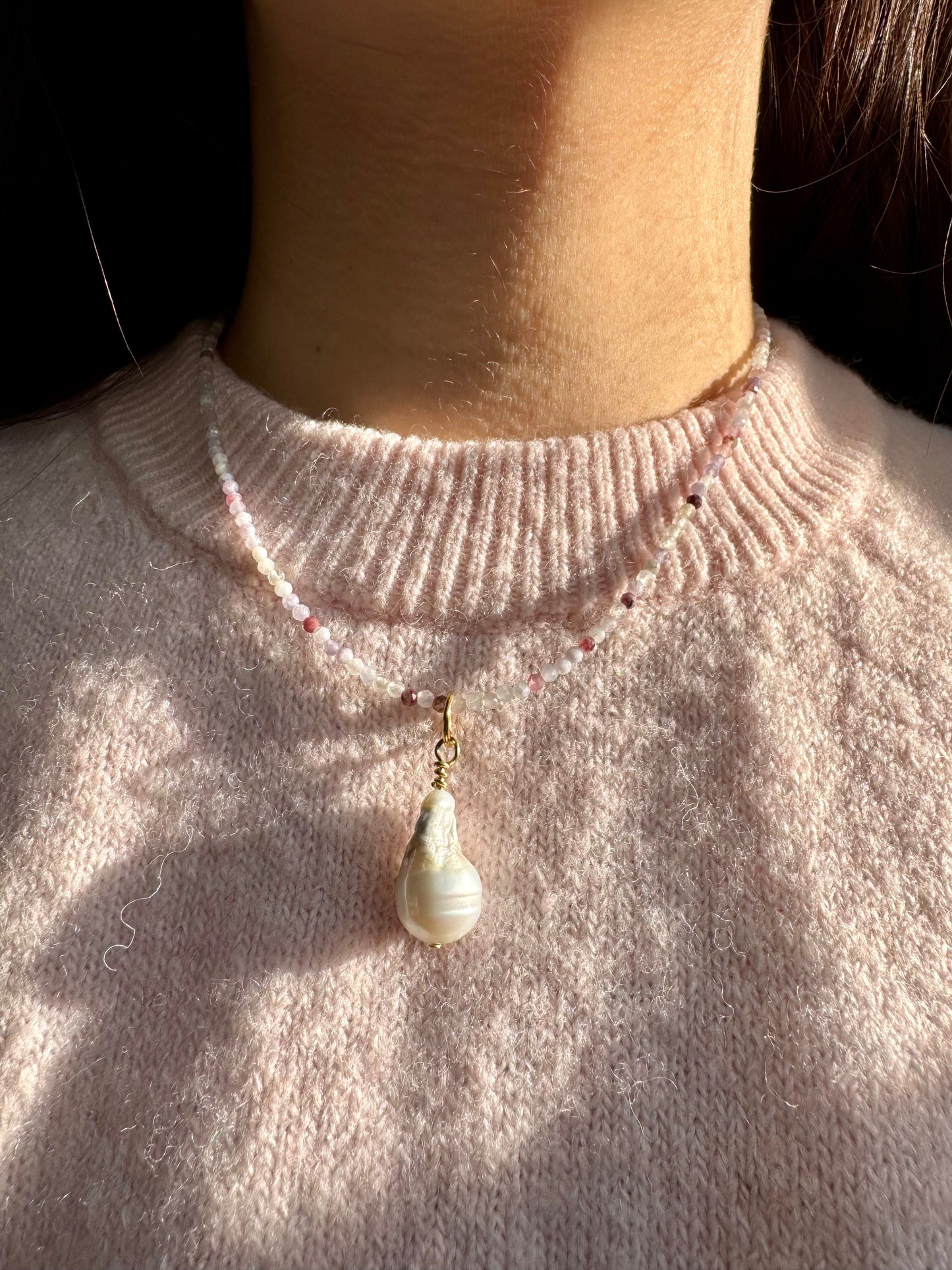 Feine Edelsteinkette mit Barockperle