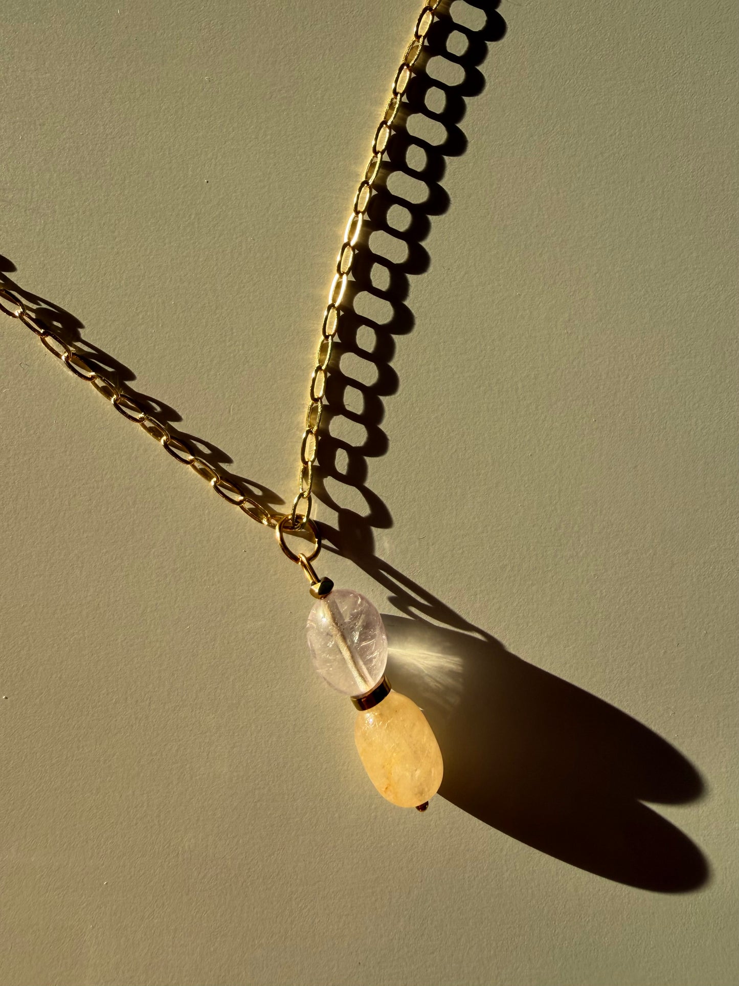 Limited Edition – Halskette mit Naturstein-Anhängern & vergoldeter Gliederkette – handgefertigt