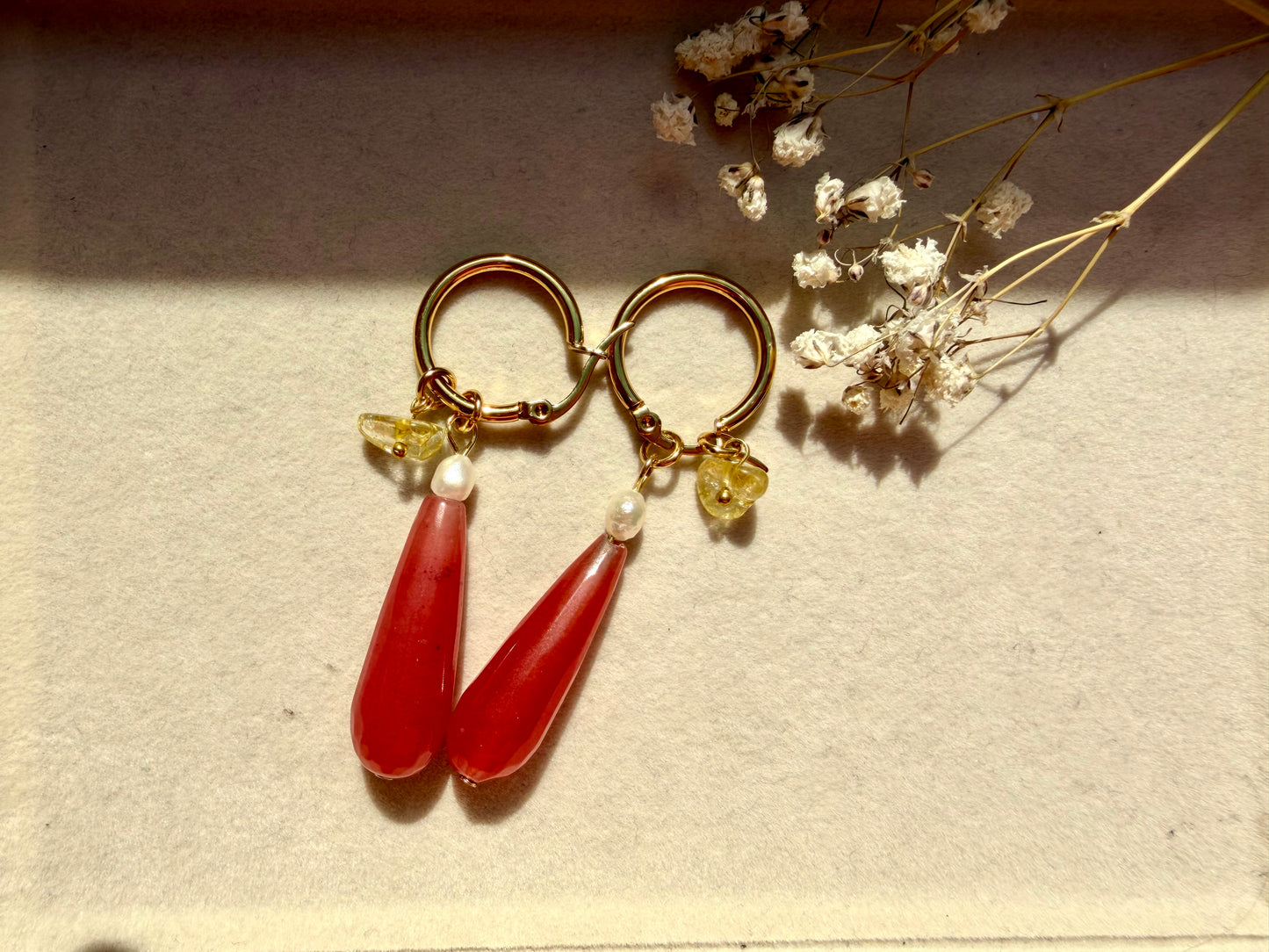 Stone Drip – Gold-plated hoop earrings with gemstone drops &amp; pearls – handmade