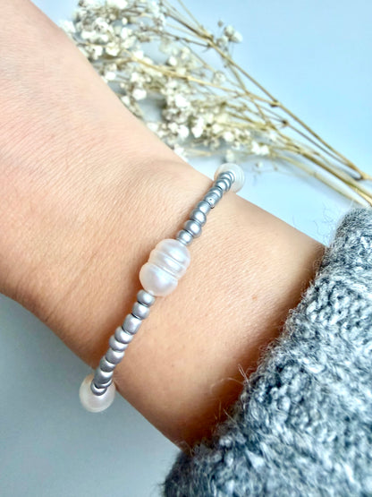 Silver Pearl Calm – Süßwasserperlenarmband in Grautönen mit Goldakzenten – handgefertigt