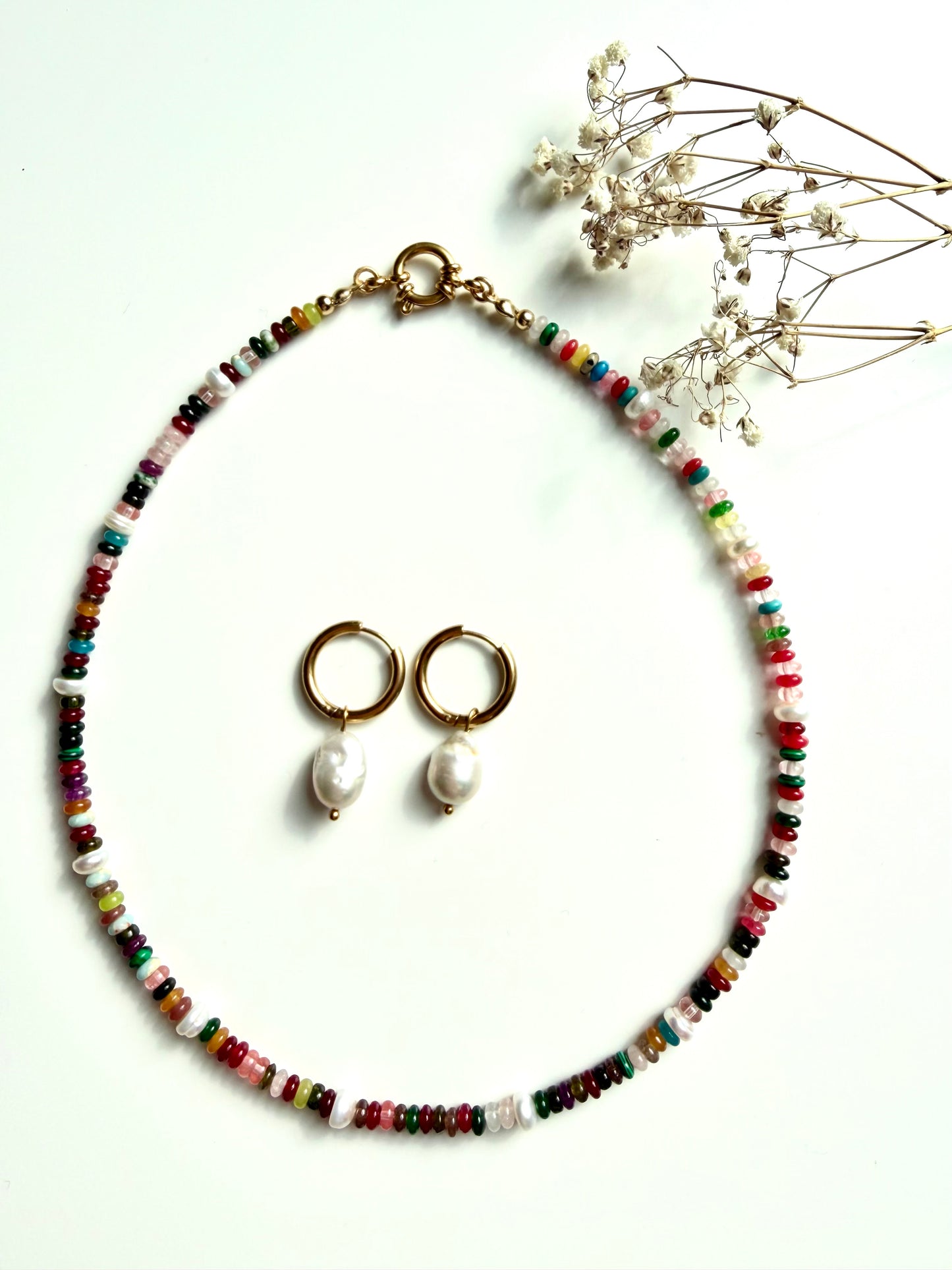 Happy Pearls No.2 – Bunte Edelstein Halskette mit Süßwasserperlen & goldenen Details – handgefertigt