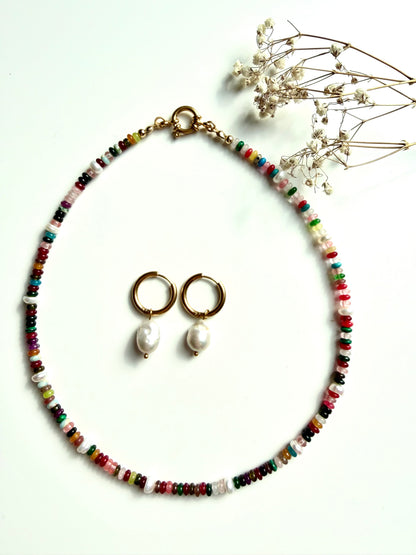 Happy Pearls No.2 – Bunte Edelstein Halskette mit Süßwasserperlen & goldenen Details – handgefertigt