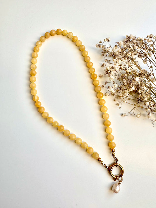 Halskette mit Honig-Perlen & Süßwasserperlen-Anhänger – handgefertigt