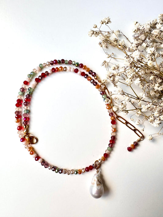 Facettierte Edelstein-Halskette mit Barockperle & goldenen Details