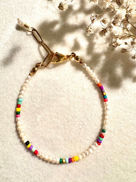 Armband aus feinen Süßwasserperlen & bunten Glasperlen – handgefertigt