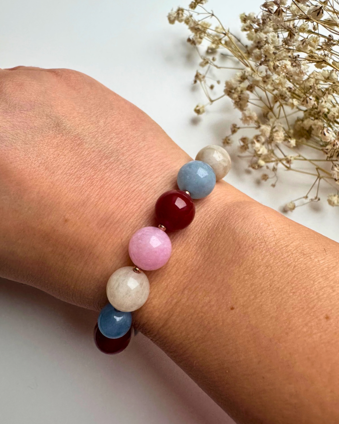 Pastel Grace – Edelsteinarmband aus rotem Achat & Morganit – handgefertigt