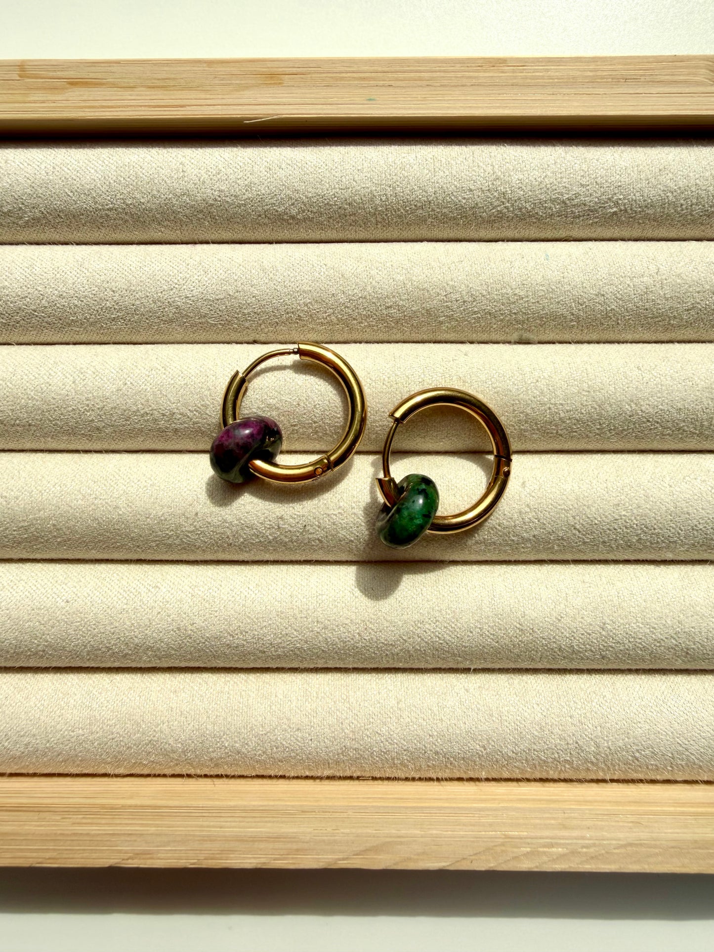 Mini Stone Circle – Ohrringe mit Donut Edelstein-Anhängern & Edelstahl 18k vergoldet