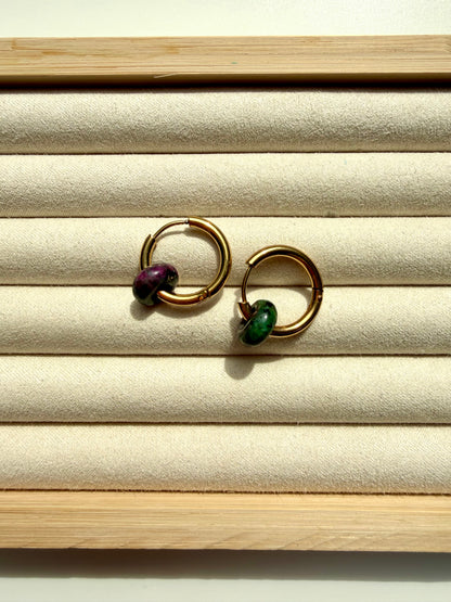 Mini Stone Circle – Ohrringe mit Donut Edelstein-Anhängern & Edelstahl 18k vergoldet