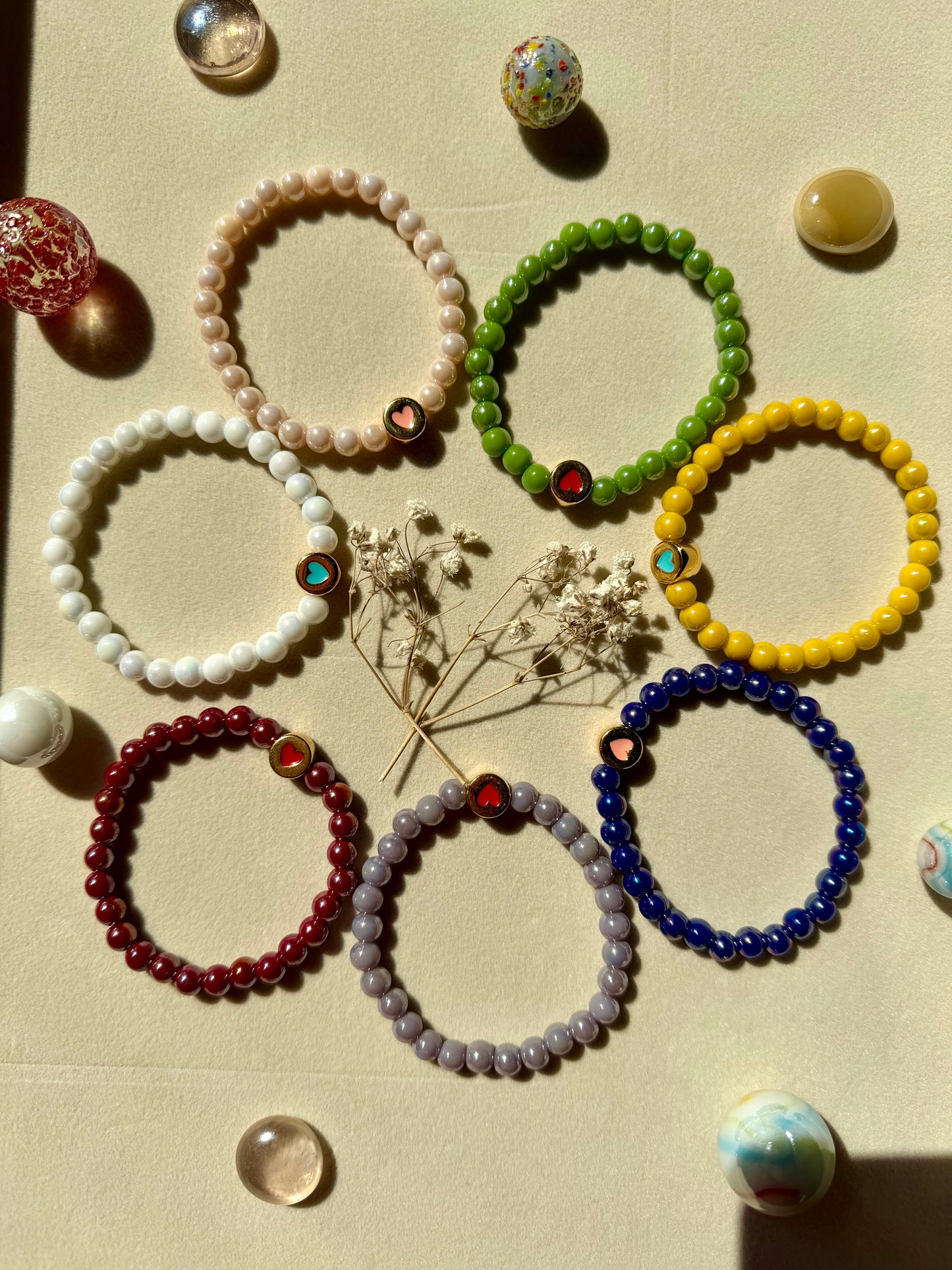 Glass Heart – Armband mit bunten Glasperlen & Herz Motiv – handgefertigt