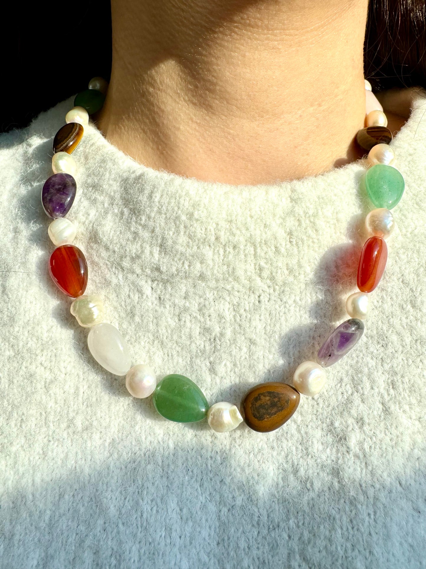 Halskette mit Edelstein-Cabochons in Tropfenform, Süßwasserperlen & vergoldeten Details – handgefertigt