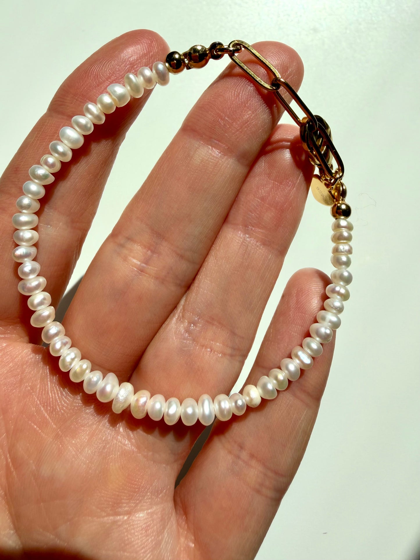 Petit Pearl – Süßwasserperlen Armband handgefertigt