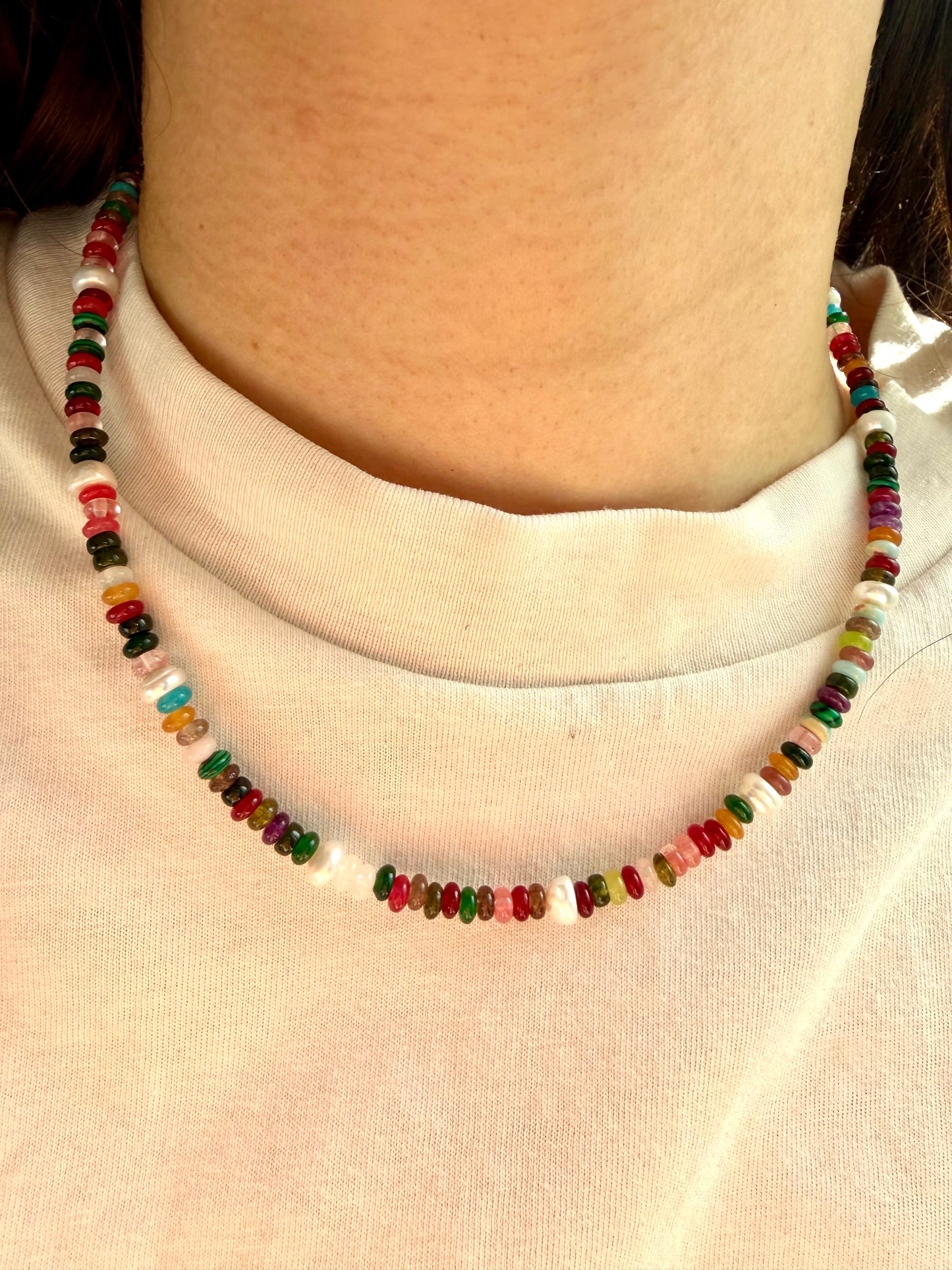 Happy Pearls No.2 – Bunte Edelstein Halskette mit Süßwasserperlen & goldenen Details – handgefertigt