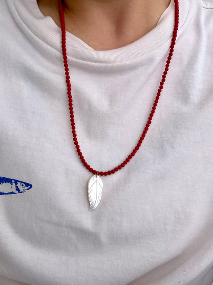 Red Leaf Coral – Handgefertigte Kette aus echten Korallenperlen & Perlmutt
