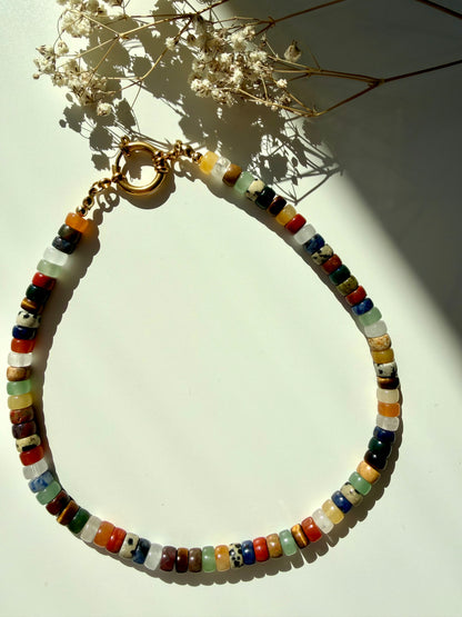 Renkia – bunte Edelstein Halskette mit Naturstein Mix & goldenen Details – handgefertigt
