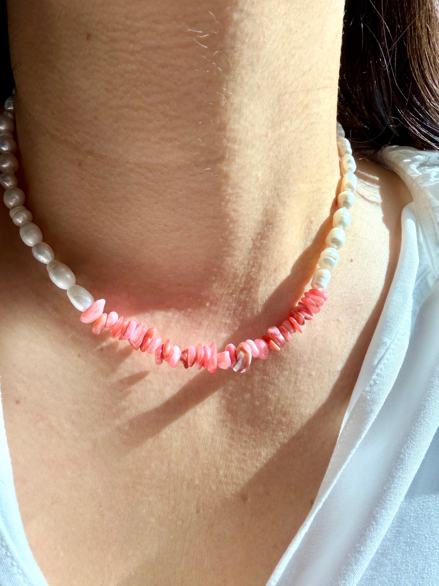 Rose Pearl – Muschelperlen Halskette mit Süßwasserperlen handgefertigt