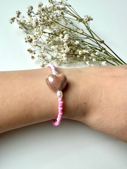 Rosa Miyuki-Perlenarmband mit Keramikherz & Süßwasserperlen – handgefertigt