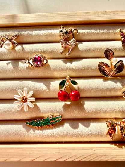 Broschen – Vergoldete Anstecker mit verspielten Motiven