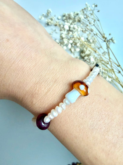 Mushroom Pearl – Süßwasserperlenarmband mit Pilzmotiv – handgefertigt