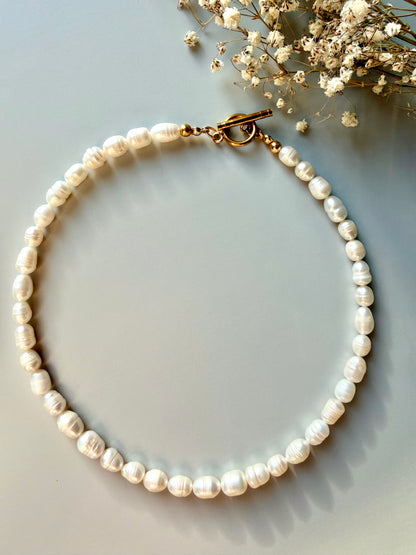 Classic pearl necklace with freshwater pearls • 18k gold-plated toggle clasp