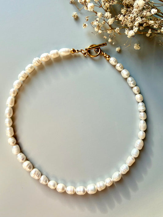 Klassische Perlenkette mit Süßwasserperlen • 18k vergoldeter Knebelverschluss