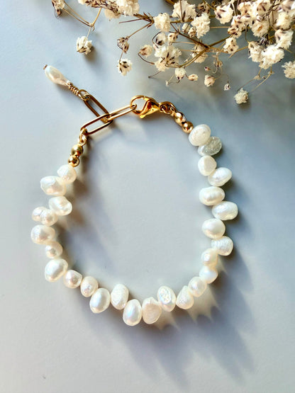 Pure Pearl – Bracelet made of natural freshwater pearls &amp; golden details – handmade