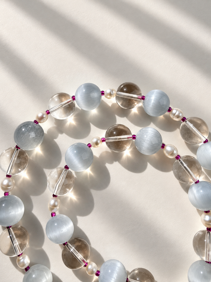 Crystal Sky – Kette mit Bergkristall, Katzenauge & Süßwasserperlen