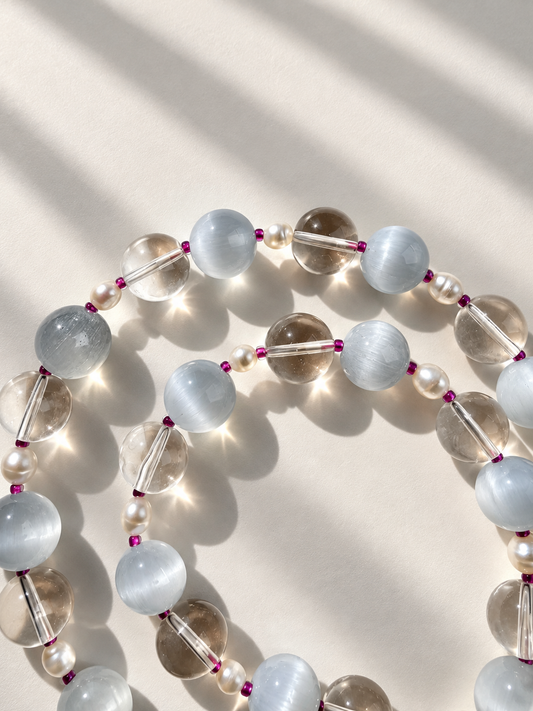Crystal Sky – Kette mit Bergkristall, Katzenauge & Süßwasserperlen