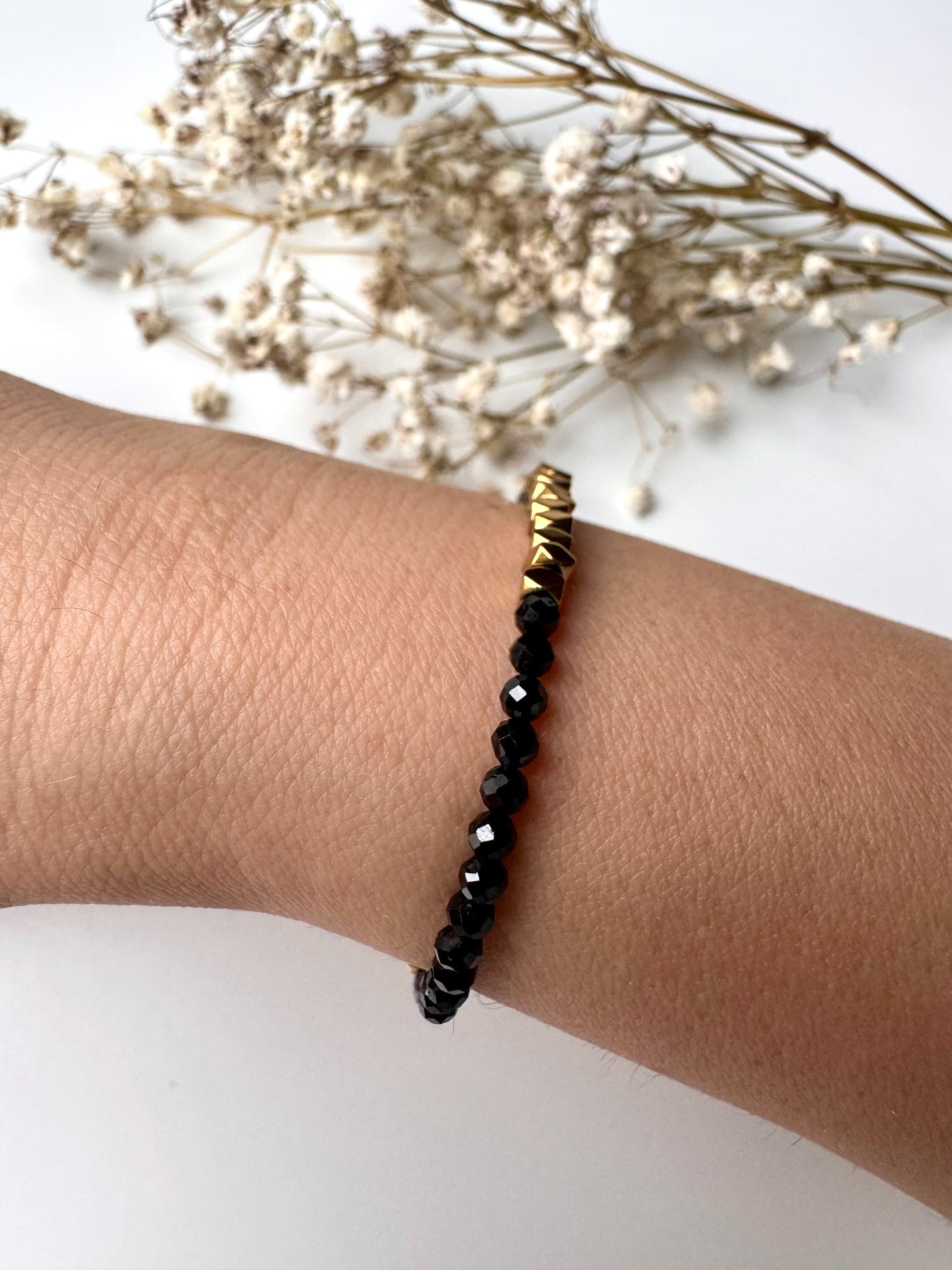 Midnight Edge – Armband aus schwarzen Kristallperlen & goldenen Hämatit-Details – handgefertigt