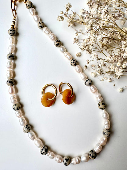 COOKIE PEARL – Halskette mit Süßwasserperlen & Dalmatinerstein – 18k vergoldete Details, handgefertigt