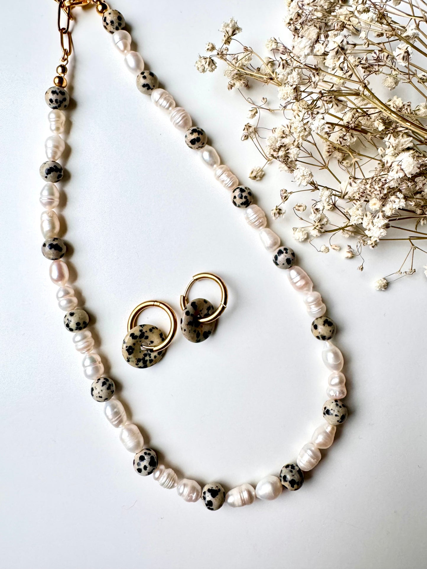 COOKIE PEARL – Halskette mit Süßwasserperlen & Dalmatinerstein – 18k vergoldete Details, handgefertigt