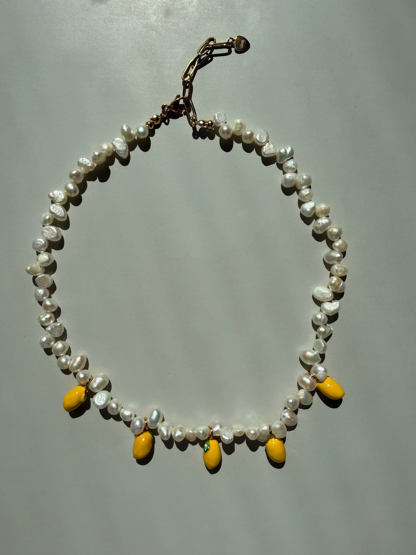 Lemon Pearl – Halskette mit Süßwasserperlen & Zitronen Anhängern – handgefertigt