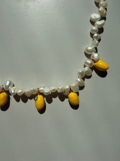 Lemon Pearl – Halskette mit Süßwasserperlen & Zitronen Anhängern – handgefertigt