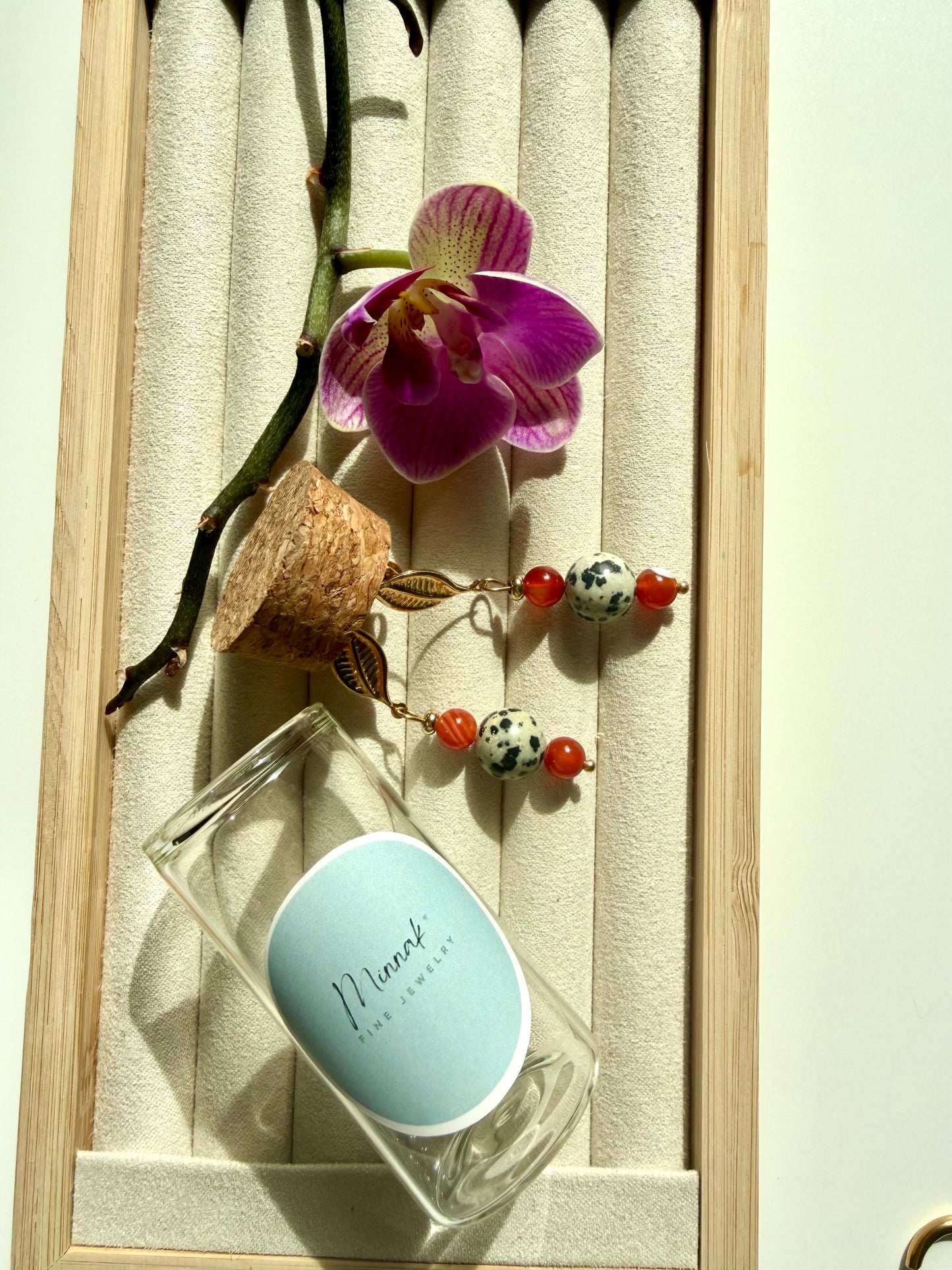 Solara Leaf – Ohrringe mit Dalmatiner Jaspis, rotem Achat & Blattdetail – handgefertigt