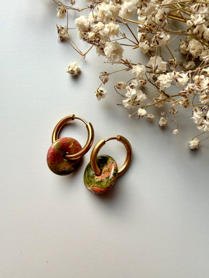 Stone Circle – Gold-plated hoop earrings with natural stone donut pendants – handmade