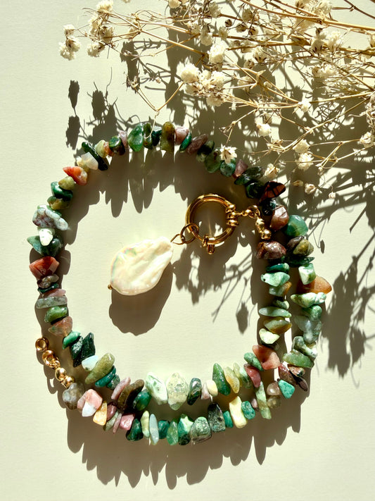 Gemstone chip necklace made of Indian agate beads with baroque pearl &amp; gold-colored ring clasp – handmade