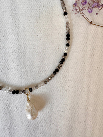 Halskette mit schwarzen & transparenten Edelsteinperlen und Barockperle