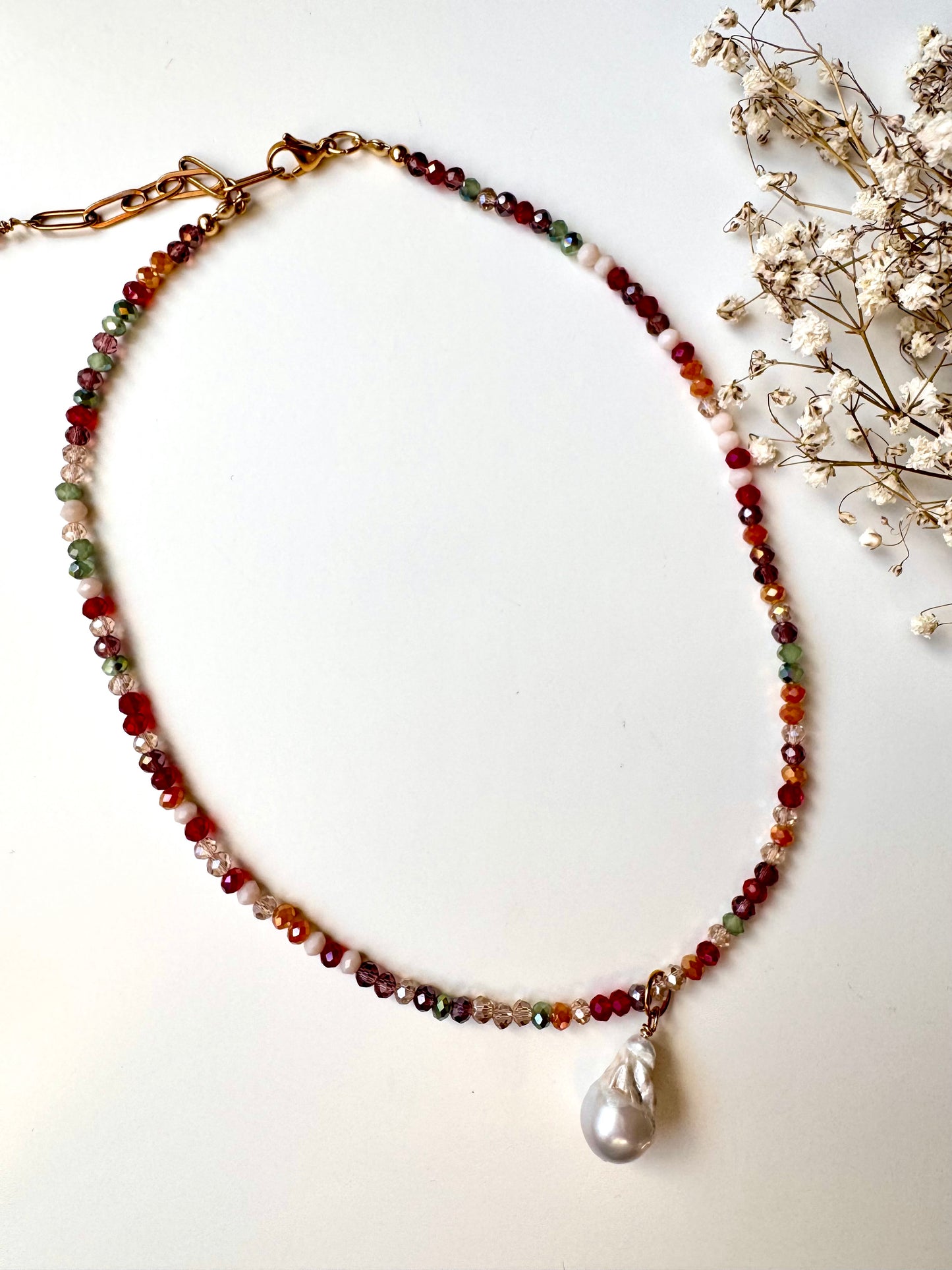 Facettierte Edelstein-Halskette mit Barockperle & goldenen Details