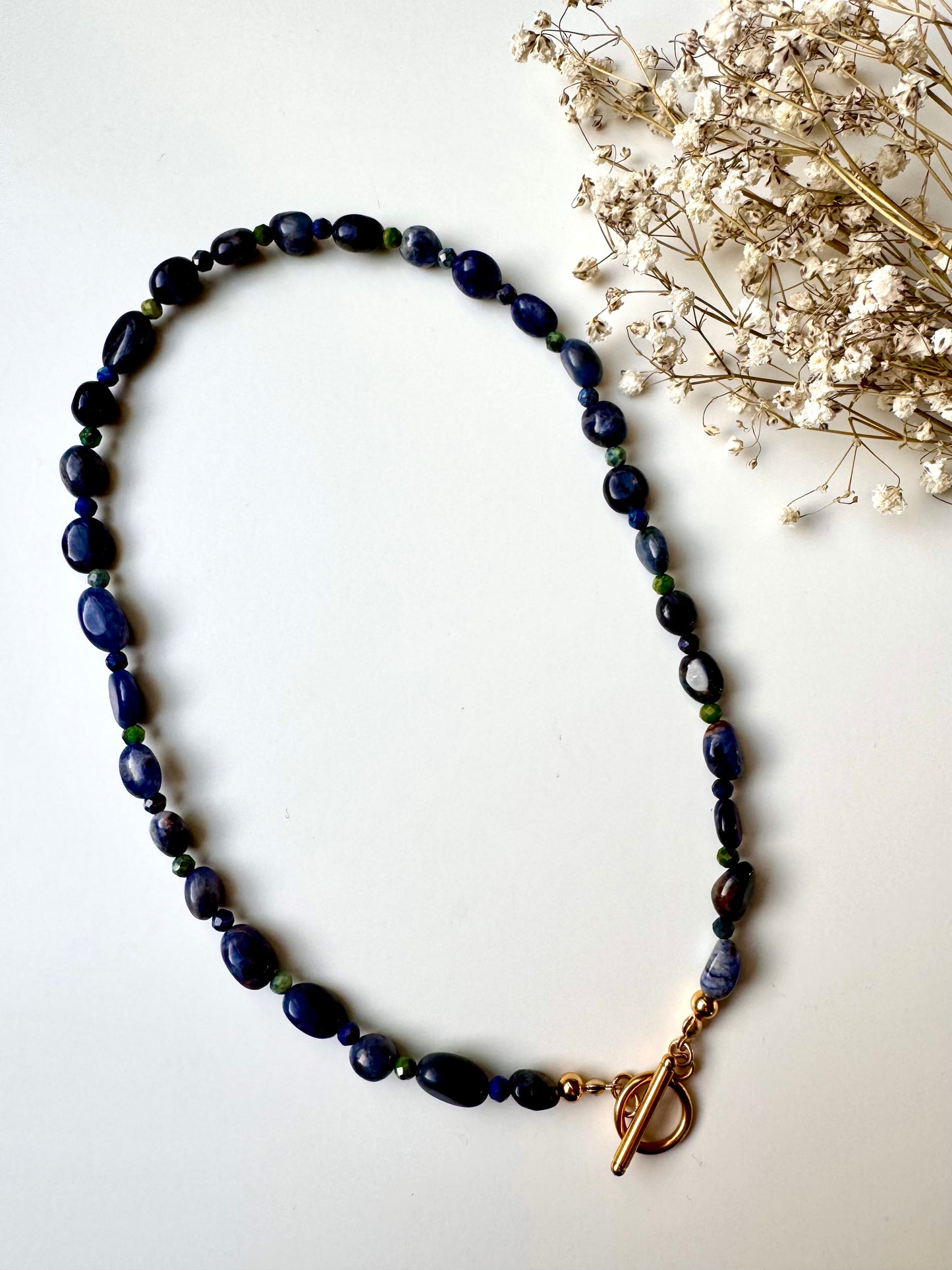 Sodalith & Lapislazuli – Halskette aus Edelsteinen mit 18k vergoldeten Details – handgefertigt