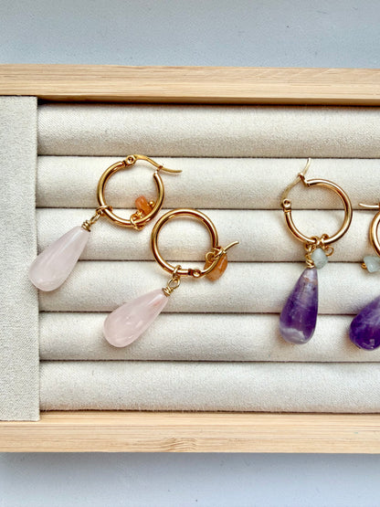 Stone Drop Mini – 18 k vergoldete Creolen mit Edelstein-Tropfen (2 cm) – handgefertigt