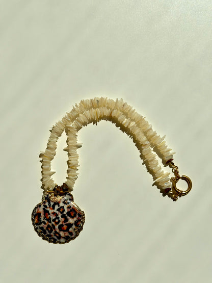 Wild Shell – Muschel Halskette mit Leo-Anhänger – handgefertigt