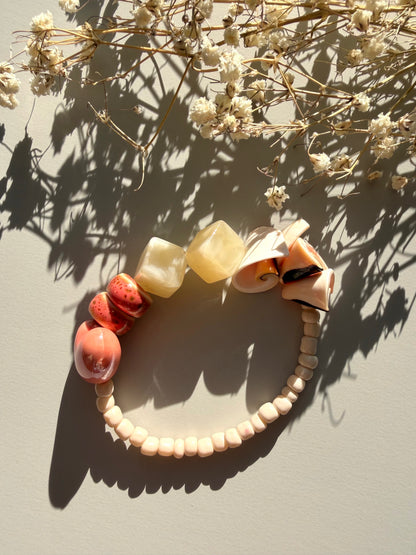 Shell Whisper – Statement Armband mit Keramik, Acryl & Muschel – handgefertigt